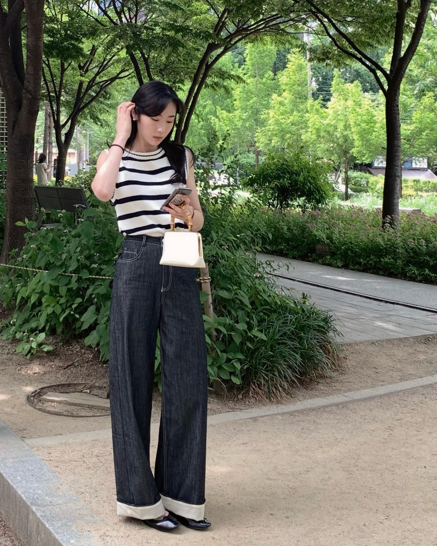 Để làm mới quần đen, áo họa tiết là lựa chọn đáng cân nhắc.