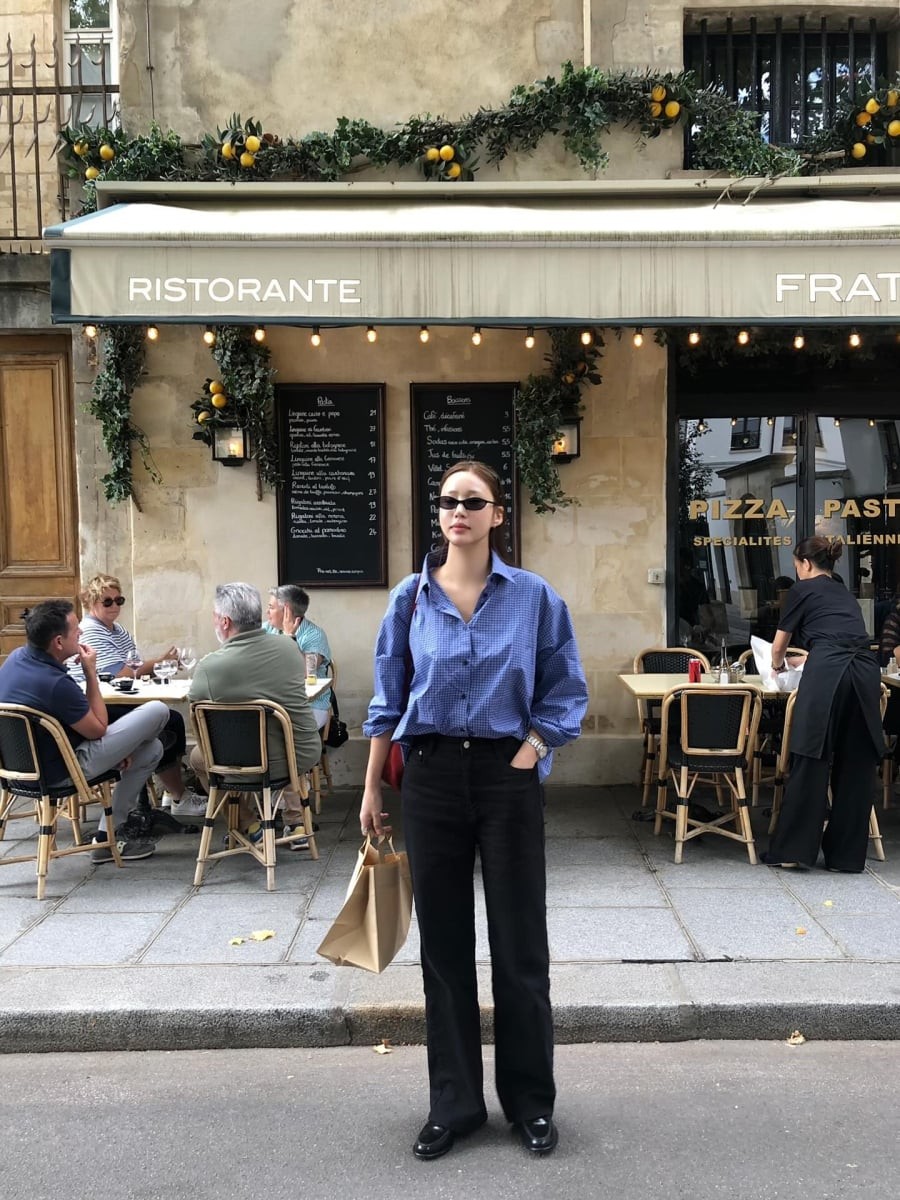  Cách mặc cũng góp phần định hình phong cách: sơ vin tạo cảm giác gọn gàng, trong khi buông tự nhiên mang lại sự thoải mái.