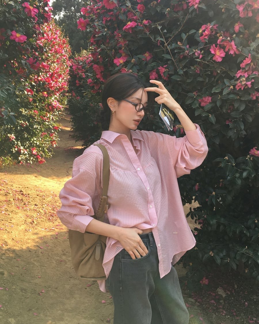 Những gam màu sáng như xanh nhạt, vàng nhạt hay hồng phấn giúp tổng thể trang phục trở nên tươi tắn và dễ chịu.