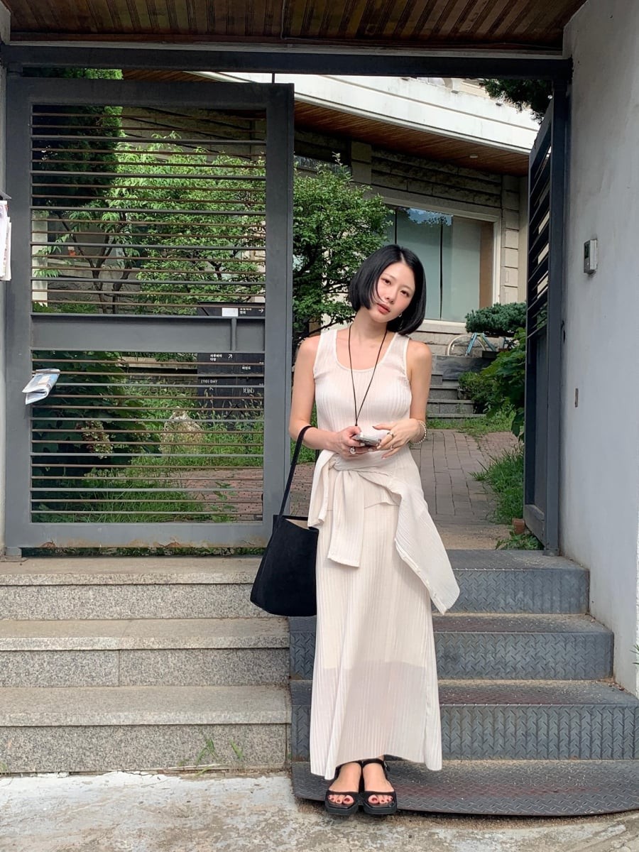 Chân váy trắng tiếp tục là lựa chọn được ưa chuộng nhờ sự đơn giản và khả năng phối đồ linh hoạt. 