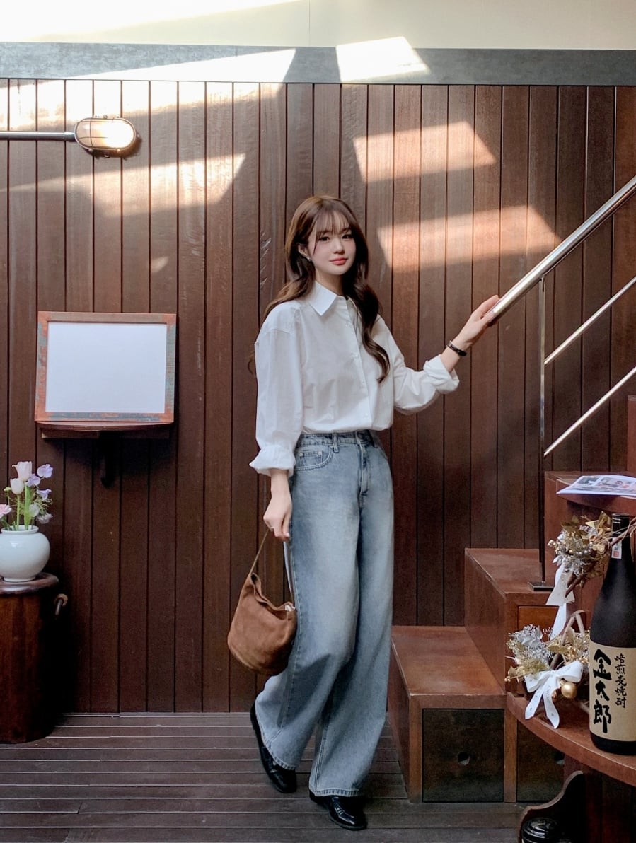 Quần jeans ống rộng tiếp tục giữ vị trí nổi bật trong xu hướng năm nay nhờ sự thoải mái và tính ứng dụng cao.