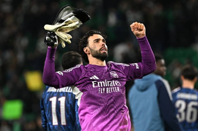 Thủ môn: David Raya - 7.6 điểm Thủ thành người Tây Ban Nha một lần nữa chứng minh tại sao anh là sự lựa chọn số một trong khung gỗ của Mikel Arteta. Ngay từ phút thứ 5, Raya đã có pha chạm bóng nhạy bén cứu thua sau cú sút sấm sét của Maximiliano Araujo. Sự tập trung và khả năng làm chủ vòng cấm của anh giúp hàng thủ Arsenal đứng vững trước những áp lực mà đội chủ nhà tạo ra ở cả đầu và cuối trận đấu.