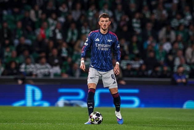 Hậu vệ phải: Ben White - 7.7 điểm Dù phải đối mặt với không ít hoài nghi về phong độ gần đây, Ben White đã có một ngày thi đấu vô cùng hiệu quả. Anh duy trì sự kỷ luật tối đa bên hành lang cánh phải, tham gia hỗ trợ bọc lót tốt cho các trung vệ và là người sở hữu điểm số cao nhất trong bộ tứ phòng ngự của Arsenal theo thống kê trận đấu.