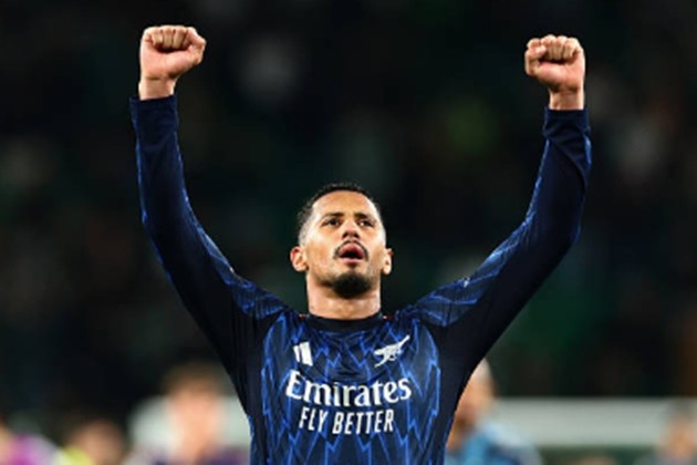 Trung vệ: William Saliba - 7.4 điểm Trung vệ người Pháp thể hiện sự điềm tĩnh thường thấy trong các pha tranh chấp tay đôi. Dù đôi lúc gặp khó khăn trong việc triển khai bóng từ tuyến dưới trước lối chơi áp sát của Sporting Lisbon, Saliba vẫn đảm bảo sự an toàn tuyệt đối cho khu vực trung lộ và không để các chân sút đối phương có quá nhiều khoảng trống.