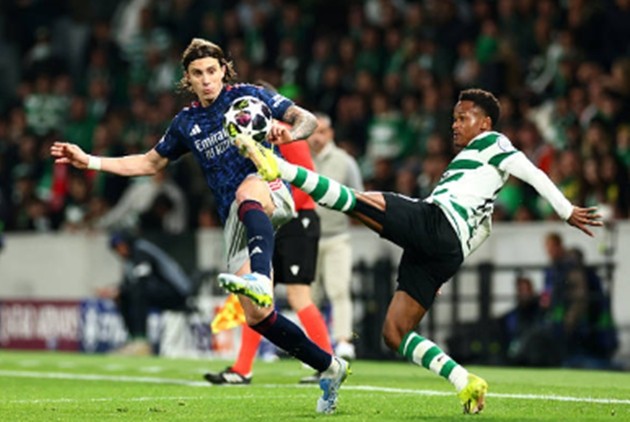 Hậu vệ trái: Riccardo Calafiori - 7.4 điểm Đây là một đêm làm việc vất vả đối với cầu thủ người Italia khi anh liên tục phải đối đầu với những cầu thủ chạy cánh đầy tốc độ như Francisco Trincao và Geny Catamo. Dù có những thời điểm bị đối phương vượt qua, Calafiori vẫn nỗ lực bám đuổi và hoàn thành nhiệm vụ giữ sạch lưới cho đội nhà.