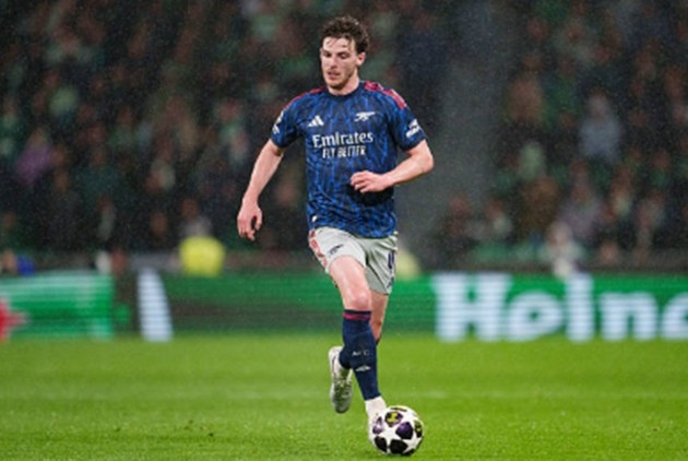 Tiền vệ trung tâm: Declan Rice - 7.4 điểm Tiền vệ người Anh đóng vai trò cực kỳ quan trọng trong việc giữ nhịp và đánh chặn từ xa. Rice có mặt ở hầu hết các điểm nóng trên sân, thực hiện nhiều pha thu hồi bóng quan trọng giúp Arsenal ngăn chặn các đợt phản công nhanh của đối thủ.