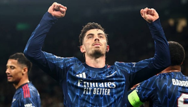 Kai Havertz - 7.1 điểm (Thay cho Leandro Trossard, phút 75) Vào sân để thay đổi cục diện, Havertz một lần nữa sắm vai người hùng của Arsenal. Pha di chuyển thông minh đón đường chuyền của Martinelli và cú dứt điểm lạnh lùng ở phút bù giờ đã mang về chiến thắng quý giá, khẳng định cái duyên ghi bàn trong những trận cầu lớn của anh.