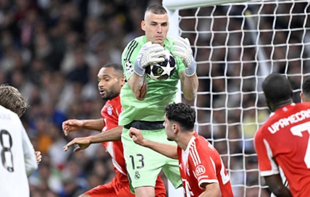 Thủ môn: Andriy Lunin - 6.7 điểm Thủ thành người Ukraine đã có một ngày thi đấu đầy nỗ lực dù phải vào lưới nhặt bóng hai lần. Lunin không có nhiều cơ hội để cản phá trong cả hai bàn thua khi các chân sút đối phương dứt điểm ở tư thế quá thuận lợi. Tuy nhiên, anh đã thực hiện được một vài pha cứu thua quan trọng giúp Real Madrid không phải nhận thêm bàn thua sớm, đồng thời thể hiện khả năng ra vào khá hợp lý trong các tình huống bóng bổng.