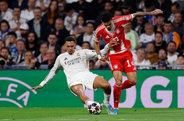 Hậu vệ phải: Trent Alexander-Arnold - 6.8 điểm Một màn trình diễn mang đúng thương hiệu của hậu vệ người Anh. Alexander-Arnold đã mắc sai lầm vị trí khi để Luis Diaz lẻn xuống ghi bàn mở tỷ số cho Bayern. Tuy nhiên, anh đã lập công chuộc tội bằng một quả tạt bóng ở góc hẹp cực kỳ đẳng cấp, tạo điều kiện cho Mbappe rút ngắn tỷ số. Khả năng hỗ trợ tấn công của anh vẫn là vũ khí lợi hại nhất của Madrid, dù khâu phòng ngự vẫn còn nhiều vết gợn.