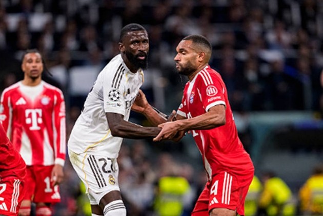 Trung vệ: Antonio Rudiger - 5.9 điểm Đây không phải là một đêm thi đấu thực sự tốt của trung vệ người Đức. Khi Harry Kane chủ động lùi sâu để kéo dãn đội hình, Rudiger tỏ ra lúng túng trong việc quyết định bám đuổi hay giữ vị trí. Dù giữ bóng khá chắc chắn và điều phối bóng tốt từ tuyến dưới, nhưng sự thiếu quyết liệt trong các tình huống áp sát đã khiến hàng thủ đội chủ nhà gặp nhiều áp lực.