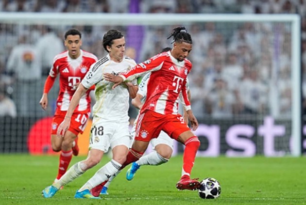 Hậu vệ trái: Alvaro Carreras - 6.0 điểm Carreras đã có một đêm kinh hoàng tại Bernabeu. Anh hoàn toàn 