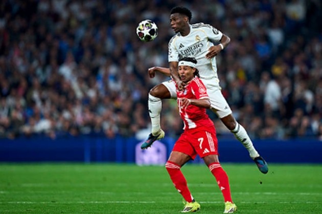 Tiền vệ trung tâm: Aurelien Tchouameni - 6.0 điểm Tchouameni đã có một trận đấu vất vả khi phải gồng gánh quá nhiều nhiệm vụ phòng ngự trong một hệ thống chơi quá mở. Việc phải nhận một thẻ vàng khiến anh sẽ bị treo giò trong trận lượt về, đây là một tổn thất cực lớn cho Real Madrid. Nhìn chung, tiền vệ người Pháp đã không thể ngăn chặn được các đợt luân chuyển bóng mượt mà của đối thủ.