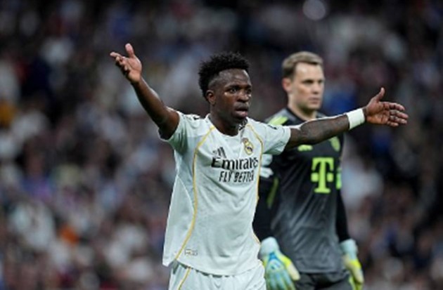 Tiền đạo: Vinicius Junior - 6.3 điểm Vinicius đã có một trận đấu gây nhiều tranh cãi. Anh cực kỳ nguy hiểm trong các tình huống đi bóng tốc độ, nhưng khâu dứt điểm lại mang đến sự thất vọng lớn. Đặc biệt là tình huống anh cố gắng lừa qua Manuel Neuer thay vì dứt điểm ngay khi tỷ số đang là 0-2, một quyết định thiếu hiệu quả khiến Real Madrid đánh mất cơ hội quý giá.