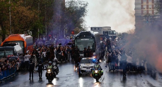 Khung cảnhbên ngoài SVĐ Bernabeu.