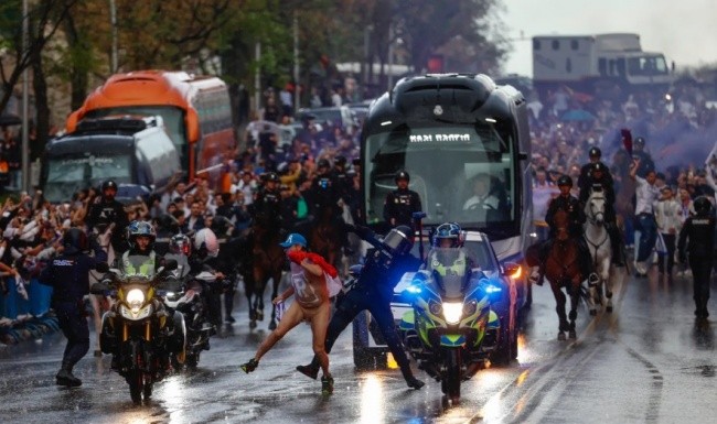 Người đàn ông khỏa thân bất ngờ xuất hiện.