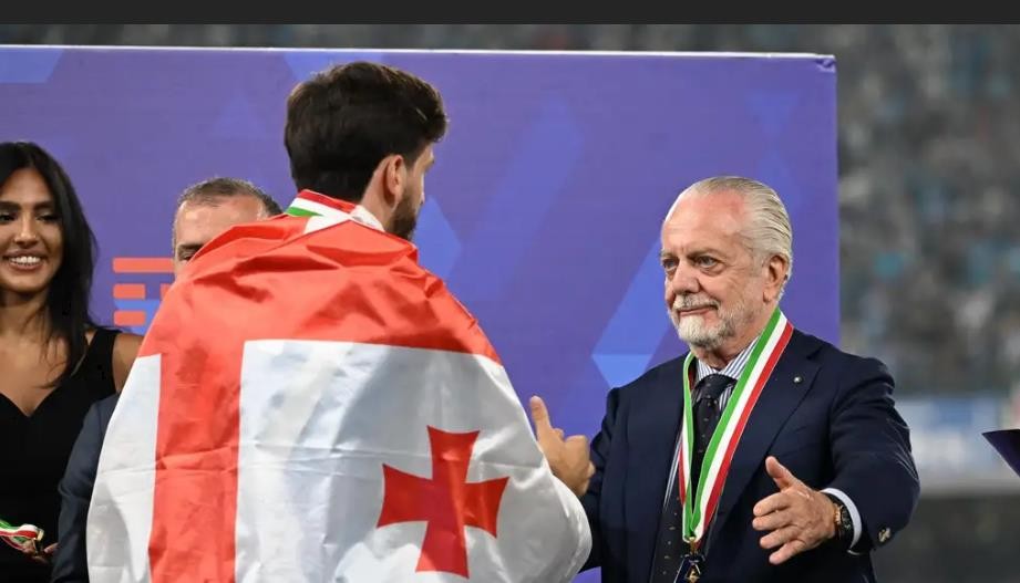 Khvicha Kvaratskhelia có biệt danh Kvaradona vì khả năng tạo đột biến như Maradona.