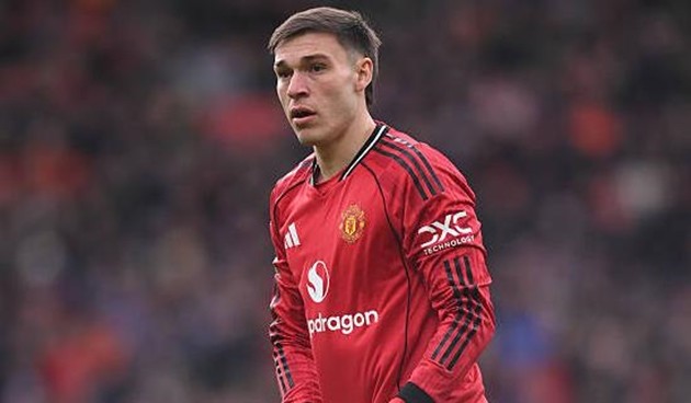 Manuel Ugarte xuất hiện trong buổi quảng cáo mới của Manchester United.
