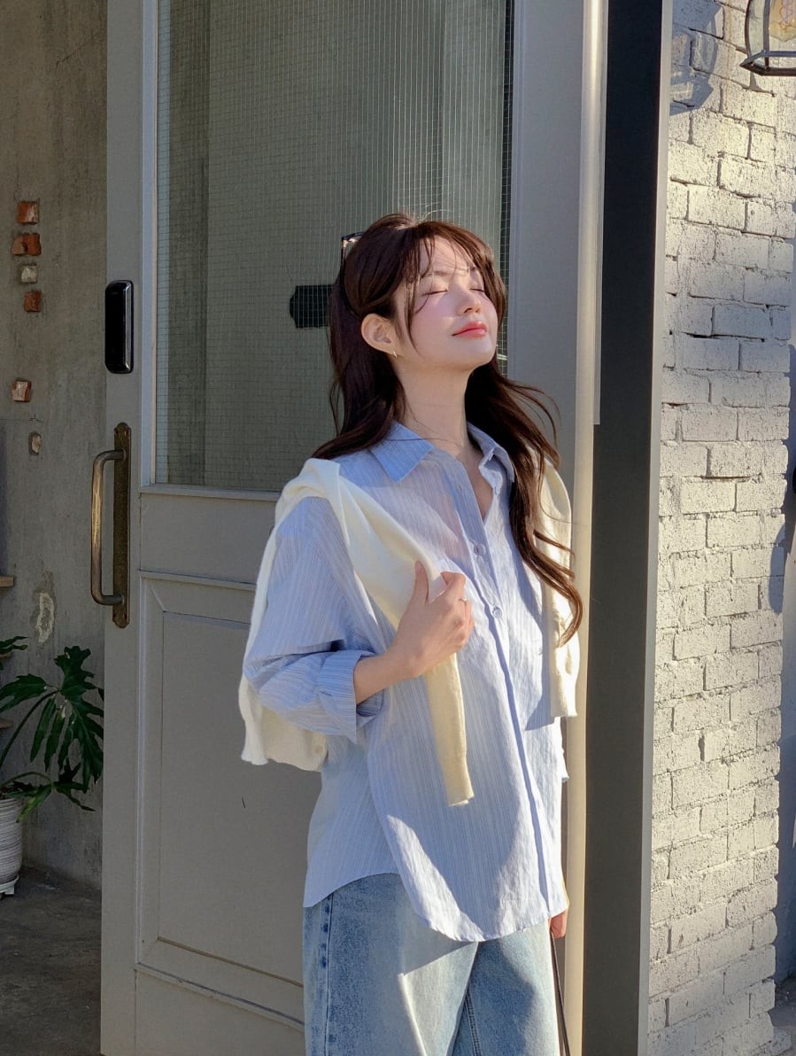 Sơ mi mùa hè năm nay được làm mới với phom dáng rộng rãi, mang lại sự thoải mái thay vì ôm sát như trước. 