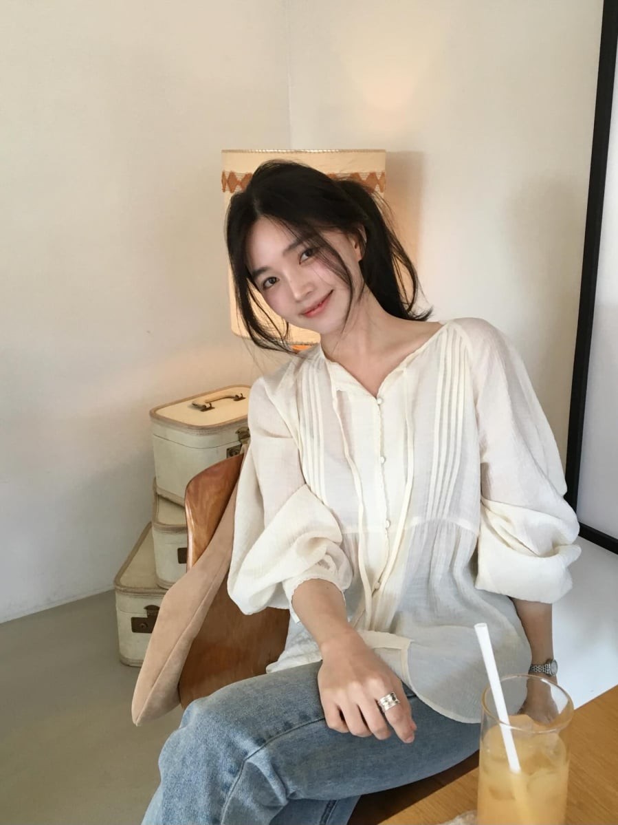 Những thiết kế tay phồng nhẹ, cổ vuông hoặc buộc nơ mang đến cảm giác thanh thoát mà không quá cầu kỳ