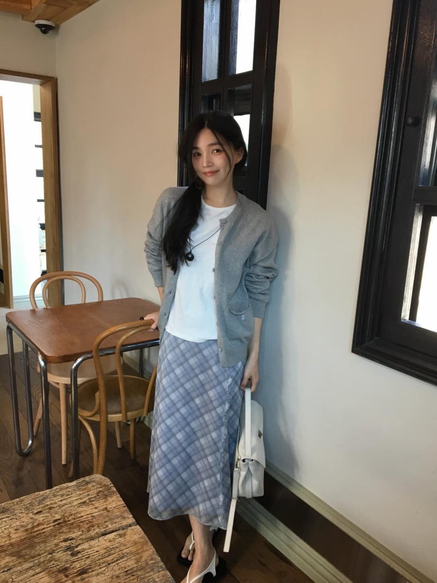 Những họa tiết quen thuộc như hoa nhí, kẻ sọc hay chấm bi được biến tấu đa dạng hơn, tạo nên nét trẻ trung