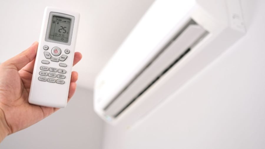 Ban đêm cần điều chỉnh nhiệt độ điều hòa cao hơn ban ngày một chút để vừa có cảm giác dễ chịu, tránh bị lạnh, vừa tiết kiệm điện.