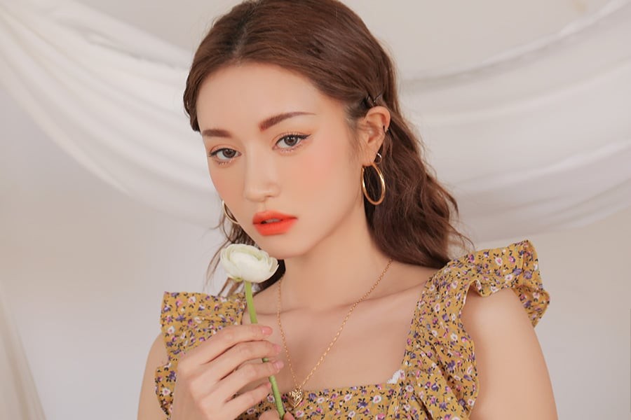 Tông màu này giúp gương mặt trở nên tươi tắn hơn mà không cần quá nhiều bước trang điểm cầu kỳ.