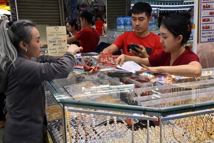 Khoảng 6 giờ sáng 9-4 (giờ Việt Nam), giá vàng thế giới ghi nhận mức giảm khá mạnh, giao dịch quanh 4.746 USD/ounce, mất tới 126 USD so với đỉnh 4.840 USD/ounce thiết lập trong phiên đêm trước.