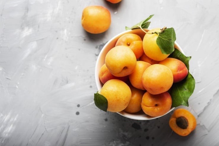 Bên cạnh đó, quả mơ còn chứa các acid béo như acid oleic và acid linoleic, có khả năng thẩm thấu tốt và giúp duy trì độ ẩm cần thiết cho da. 