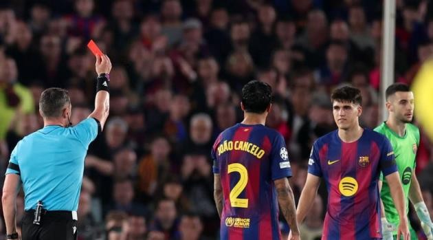 Thẻ đỏ mà  Pau Cubarsi phải nhận là tình huống bước ngoặt.