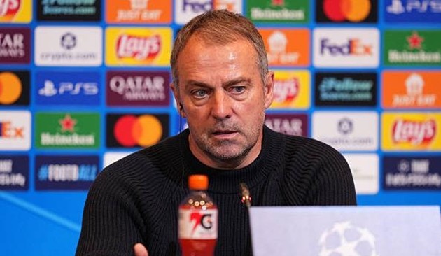 Hansi Flick thất vọng với VAR sau trận thua Atletico Madrid.