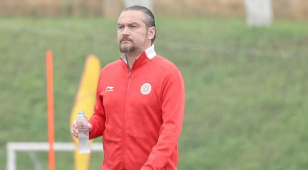 Povov là HLV đầy cá tính.