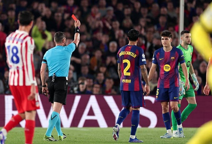 Pau Cubarsi (5.1): Một trận đấu đáng quên đối với trung vệ trẻ. Tấm thẻ đỏ trực tiếp sau pha truy cản trái phép với Simeone đã làm thay đổi hoàn toàn cục diện trận đấu và đẩy đội nhà vào thế khó.