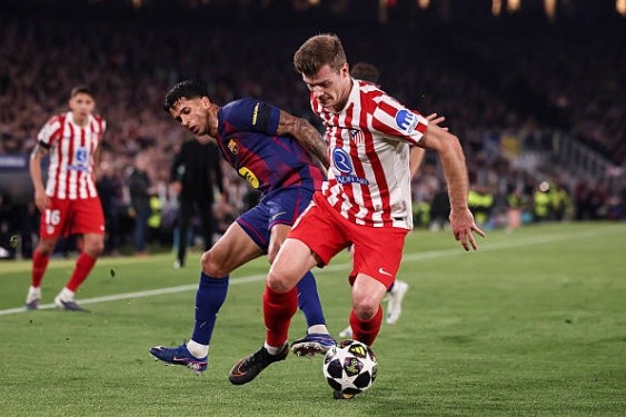 Joao Cancelo (6.0): Tích cực hỗ trợ tấn công và suýt chút nữa có bàn thắng nếu cú dứt điểm của anh không đi trúng cột dọc. Cancelo vẫn là mũi khoan lợi hại nhưng đôi khi để lộ khoảng trống phía sau. (Thay ra)