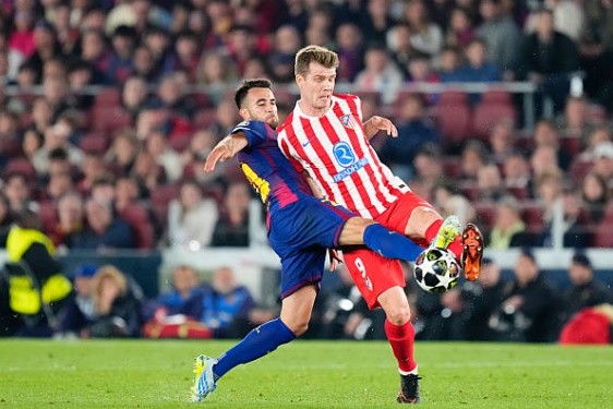 Eric Garcia (6.4): Chơi đầy tự tin khi được xếp đá tiền vệ trụ và sau đó lùi về trám chỗ Cubarsi. Anh dần trở thành nhân tố đáng tin cậy nhờ khả năng đọc tình huống và điều tiết bóng ổn định.