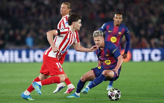 Dani Olmo (6.8): Hoạt động năng nổ ở khu vực trung lộ. Olmo có nhiều pha phối hợp hay trong không gian hẹp nhưng tầm ảnh hưởng của anh giảm sút khi đội nhà chơi thiếu người và phải lùi sâu.