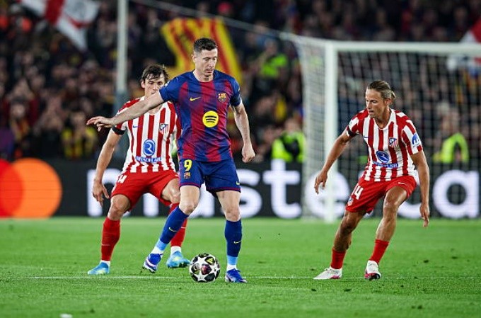 Robert Lewandowski (5.8): Màn trình diễn mờ nhạt của trung phong người Ba Lan. Anh bị các hậu vệ đối phương phong tỏa hoàn toàn và không để lại nhiều dấu ấn trước khi bị thay ra ngay đầu hiệp hai. (Thay ra)