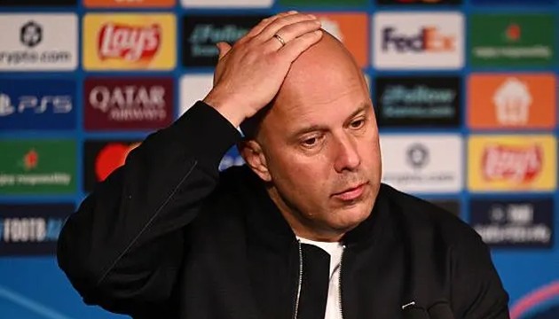 Arne Slot đối mặt với áp lực nặng nề.