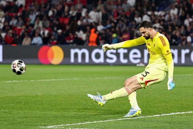 Thủ môn: Giorgi Mamardashvili – 6.4 điểm Thủ thành người Georgia là điểm sáng hiếm hoi giúp Liverpool tránh khỏi một trận thua đậm hơn. Anh có một số pha cứu thua xuất sắc, đặc biệt là tình huống ngăn cản cú dứt điểm trong thế đối mặt của Doué, dù không thể làm gì hơn trong hai bàn thua.