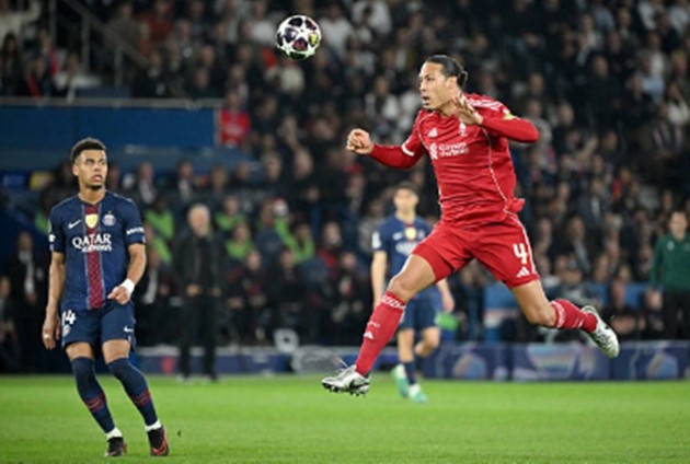 Trung vệ: Virgil van Dijk – 6.0 điểm Đội trưởng người Hà Lan nỗ lực chỉ huy hàng thủ nhưng không thể khỏa lấp được những khoảng trống chết người mà các đồng đội lộ ra. Van Dijk có một vài tình huống giải nguy bằng đầu nhưng nhìn chung vẫn bất lực trước sức ép liên tục từ phía đội chủ nhà.