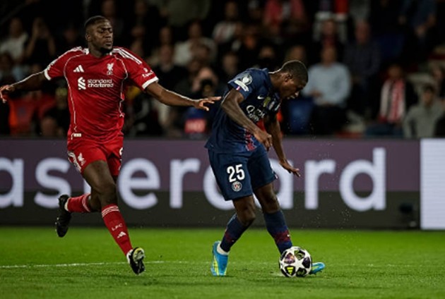 Trung vệ: Ibrahima Konate – 5.7 điểm Một trận đấu đáng quên của trung vệ người Pháp khi anh liên tục bị Kvaratskhelia vượt mặt. Konate may mắn thoát khỏi một quả phạt đền sau khi VAR đảo ngược quyết định của trọng tài, nhưng nhìn chung anh không đem lại sự an tâm cần thiết.