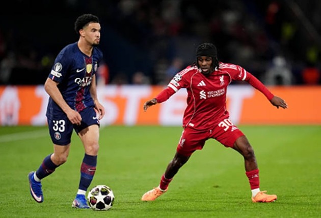 Tiền vệ phải: Jeremie Frimpong – 5.8 điểm Được kỳ vọng sẽ tạo ra đột biến bên hành lang cánh phải nhưng Frimpong lại chơi mờ nhạt. Anh thường xuyên bỏ vị trí, để lại khoảng trống mênh mông cho Nuno Mendes khai thác và không đóng góp được gì cho mặt trận tấn công.