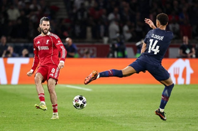 Tiền vệ tấn công: Dominik Szoboszlai – 6.2 điểm Được xếp đá nhô cao hỗ trợ cặp tiền đạo, cầu thủ người Hungary thi đấu đầy thất vọng. Anh không tạo ra được bất kỳ đường chuyền đột biến nào và hoàn toàn 