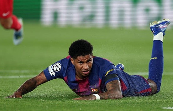 Rashford phàn nàn về việc trọng tài đã không thổi quả 11 mét cho Barca.