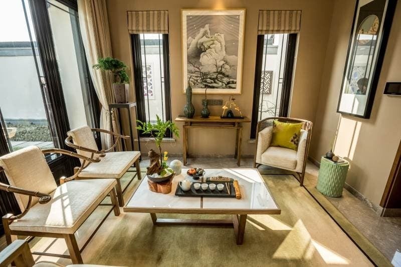 Khoảng cách giữa bàn và sofa cần đủ rộng để thuận tiện đi lại. 