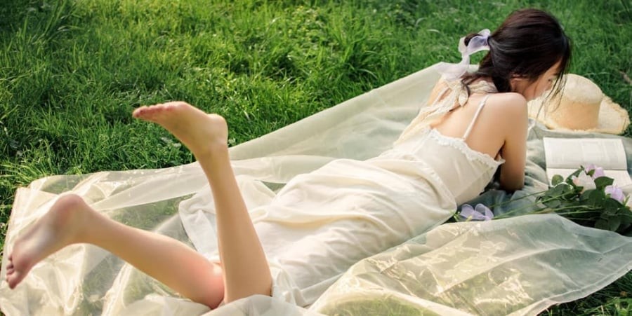 Một chiếc váy đẹp có thể góp phần làm cho buổi hẹn trở nên nhẹ nhàng và lãng mạn hơn.