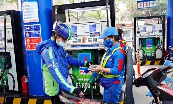 Đáng chú ý, các mặt hàng dầu ghi nhận mức giảm mạnh, dao động từ 1.660 – 9.880 đồng/lít hoặc kg tùy loại. Trong đó, dầu diesel giảm kỷ lục 9.880 đồng, đưa giá mới xuống còn 32.960 đồng/lít.