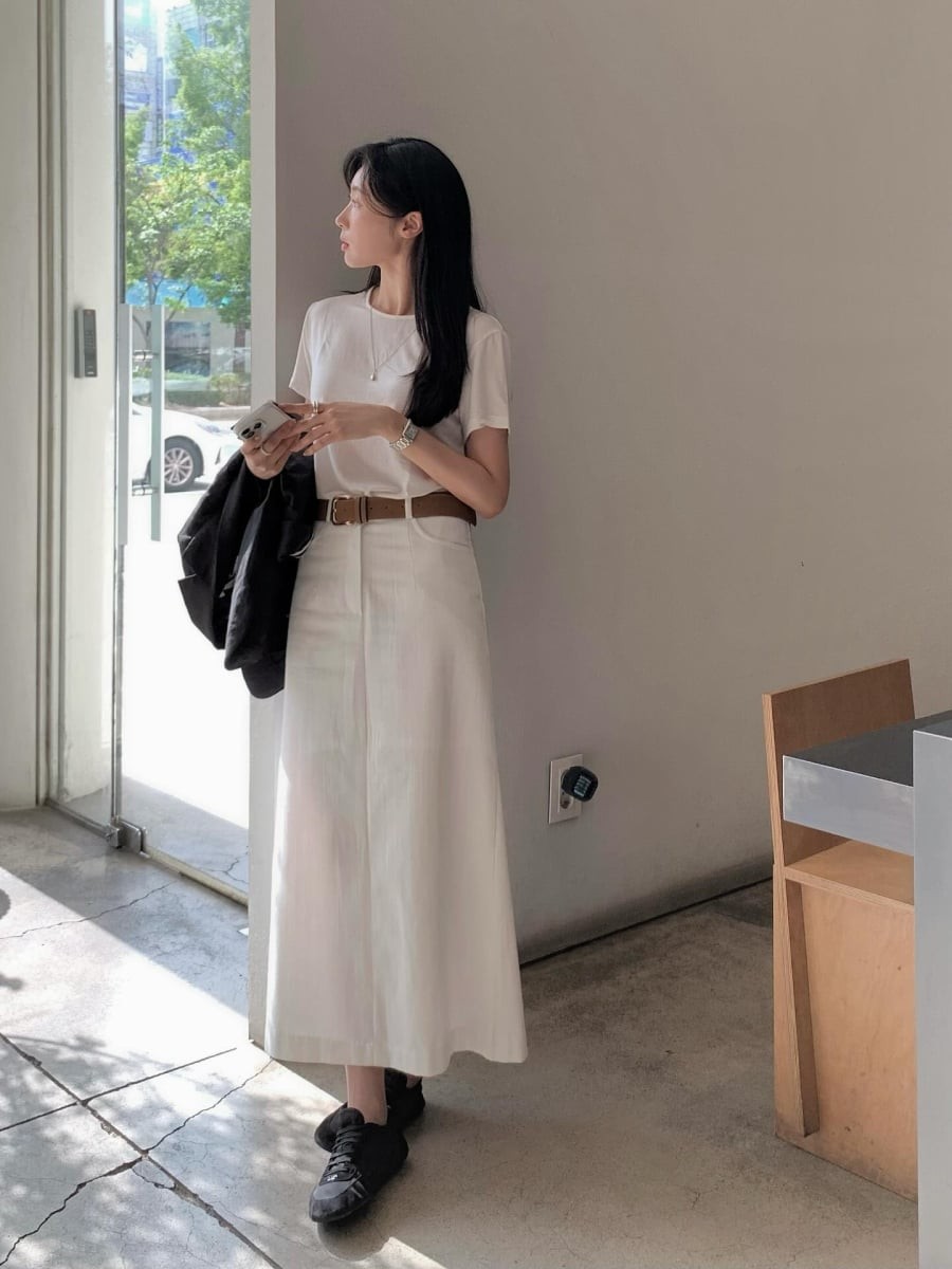 Các thiết kế dáng suông hoặc chữ A, sử dụng chất liệu nhẹ như linen hoặc cotton, giúp hạn chế cảm giác bí bách và mang lại sự thoáng mát khi di chuyển.