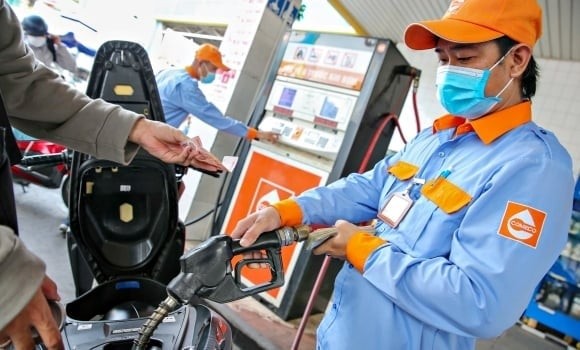 Các chuyên gia kinh tế đánh giá, đợt giảm giá này không chỉ phản ánh xu hướng chung của thị trường quốc tế mà còn giúp cân bằng cung – cầu trong nước, tạo điều kiện ổn định thị trường xăng dầu nội địa, đồng thời hỗ trợ kiểm soát lạm phát và đời sống người dân trong bối cảnh giá cả nhiều mặt hàng thiết yếu đang tăng cao.

