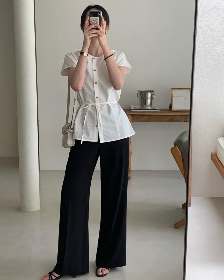 Trong những ngày nhiệt độ tăng cao, các thiết kế áo blouse với chất liệu mỏng nhẹ luôn được ưu tiên.