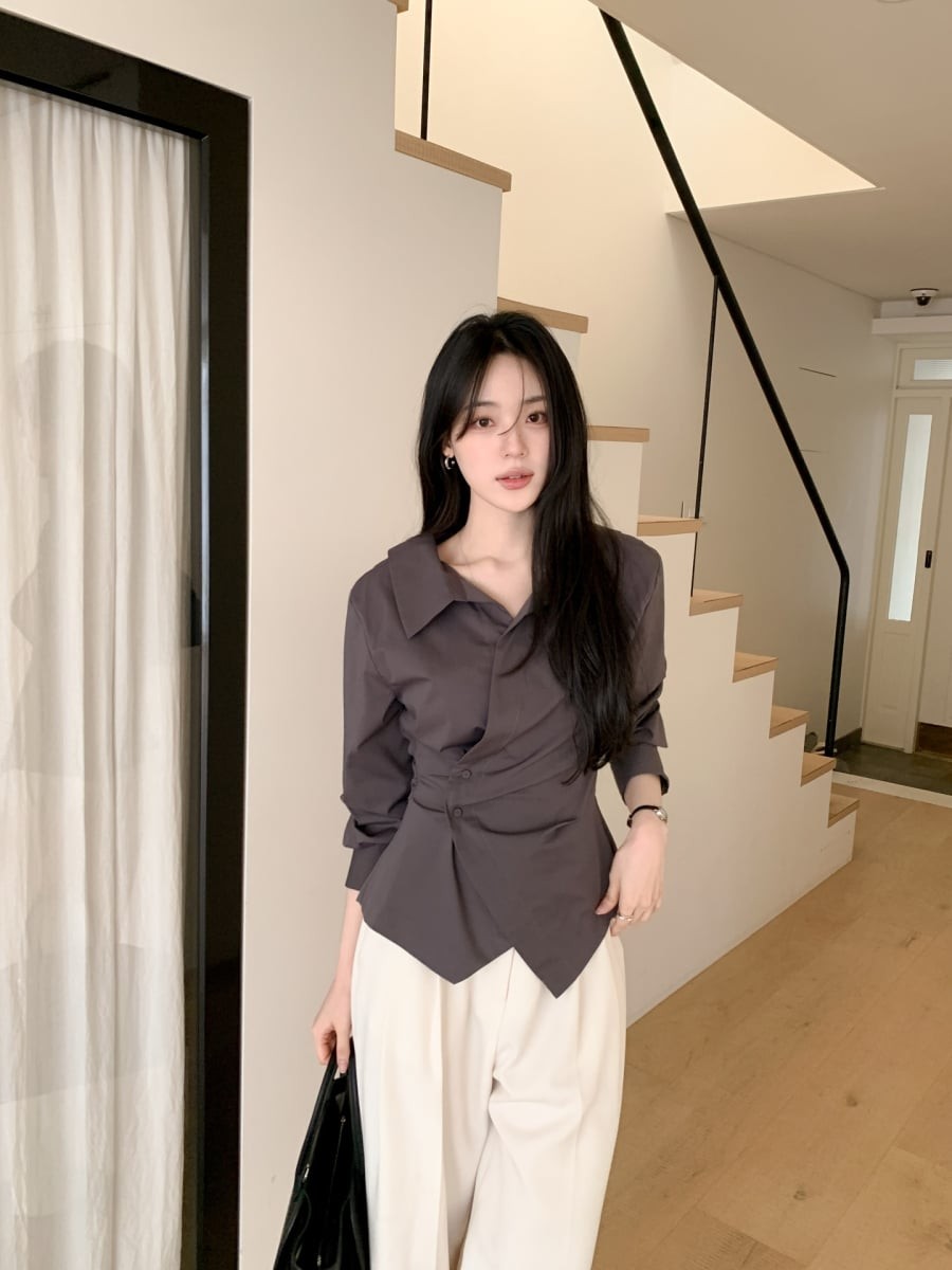  Các chi tiết như thắt nơ, chiết ly hay bo chun nhẹ giúp định hình rõ phần eo, từ đó mang lại cảm giác thân hình cân đối hơn.